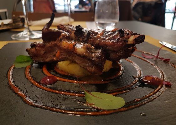 Magazzino Scipioni, just a few steps from the Vatican, offers gourmet food with French and Italian wines, as well as formal and informal wine tastings