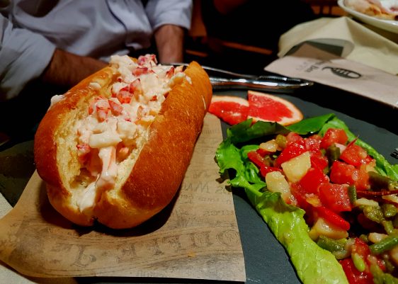 Queen Bee Roma is a new burger, pizza and lobster restaurant in the heart of Rome, with a cocktail and champagne bar to boot. Read on for the full review!