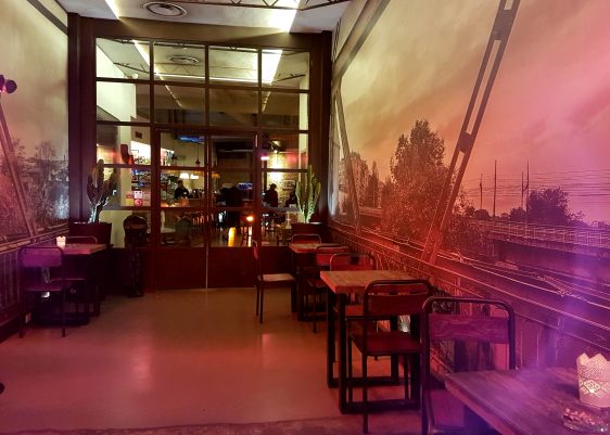 Review of Gazometro38, a bar and restaurant specialising in gourmet pizzas and cocktails in Rome's Ostiense district, offering aperitivo and lunch options as well.