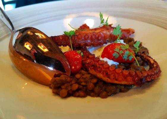 Alternative wine tour near Rome: Epos bistro at Poggio le Volpi vineyard near Frascati combines the best seasonal Italian food with wines made on the estate, to taste the best Italian wines paired with Roman cuisine.