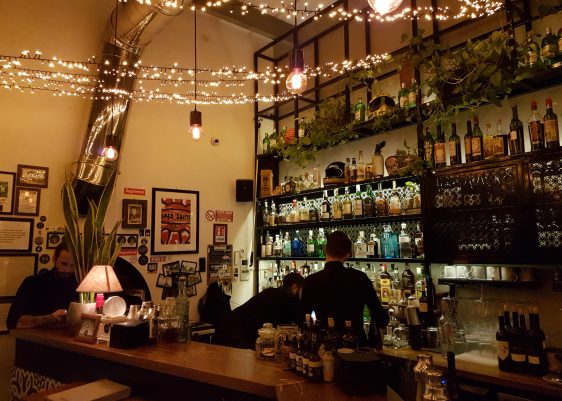 Santo Trastevere in Rome is a cocktail bar and restaurant serving lunch and dinner, which offers free bike sharing with lunch #romerestaurants #italy